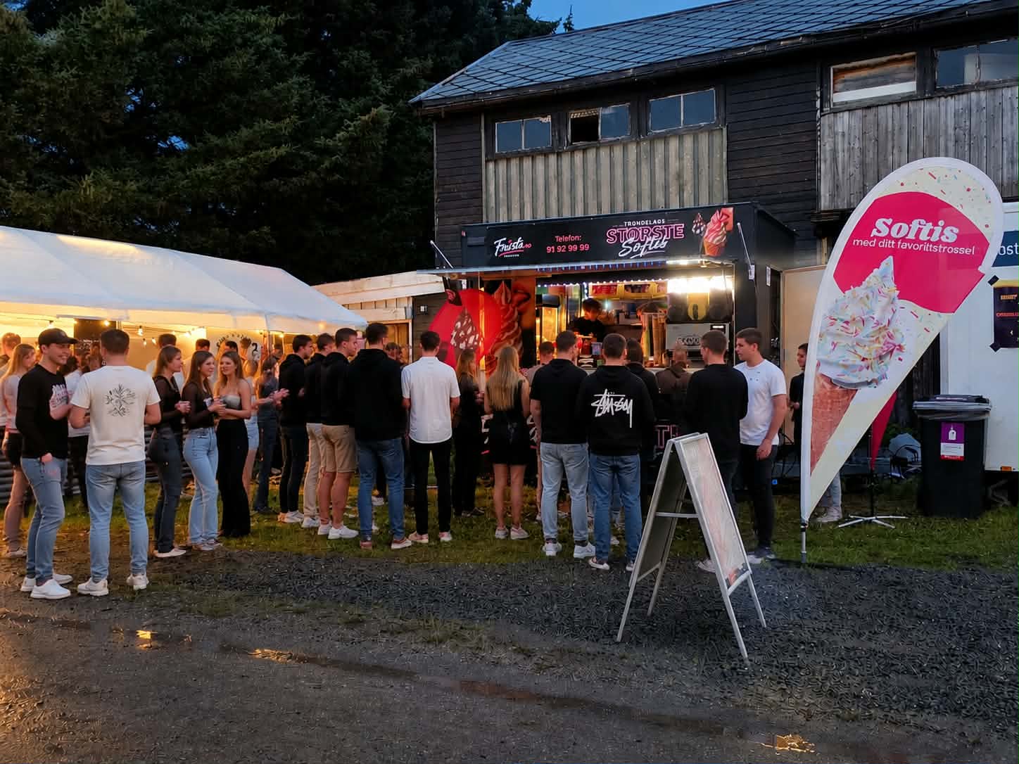 Frista softisvogn med kø av festivalpublikum